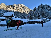 07 Partenza da Piazzo di Piazzatorre (1100 m) sul sent. 121 con alta neve battuta